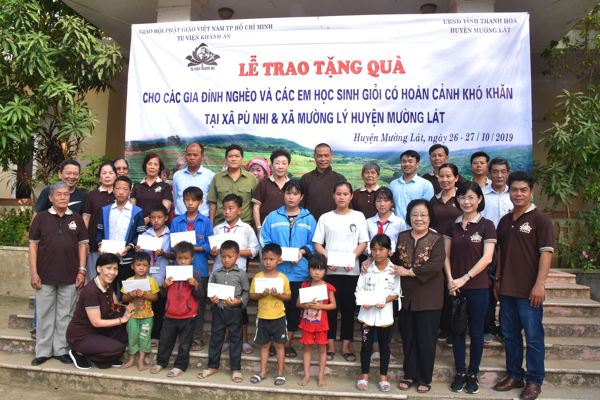 Thanh Hoá: ngày tặng quà thứ nhất tại xã Pù Nhi, huyện Mường Lát  