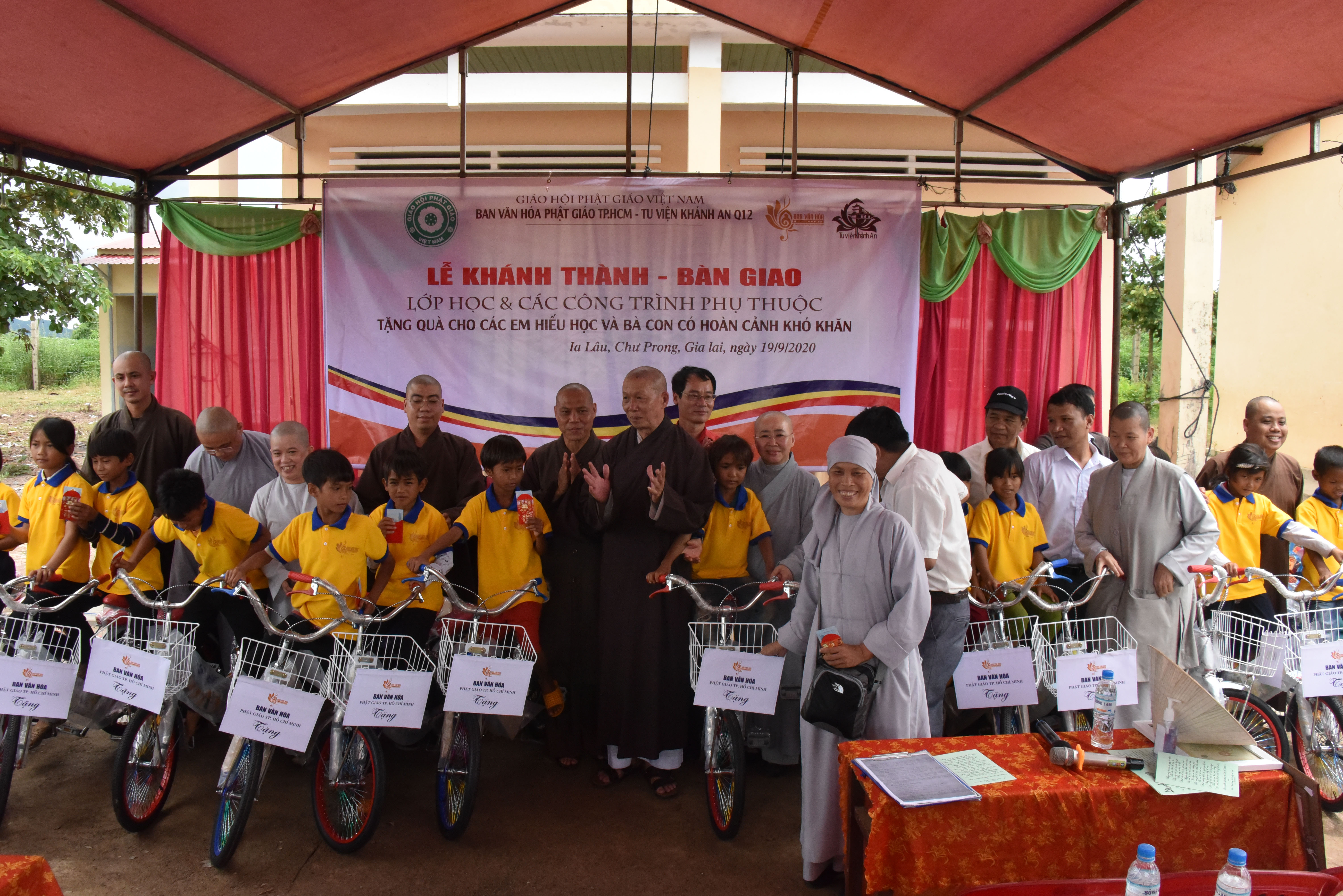 Tổ chức Khánh thành - bàn giao hai trường Mẫu giáo, tặng quà từ thiện tại hai điểm ChưPrông và Đức Cơ