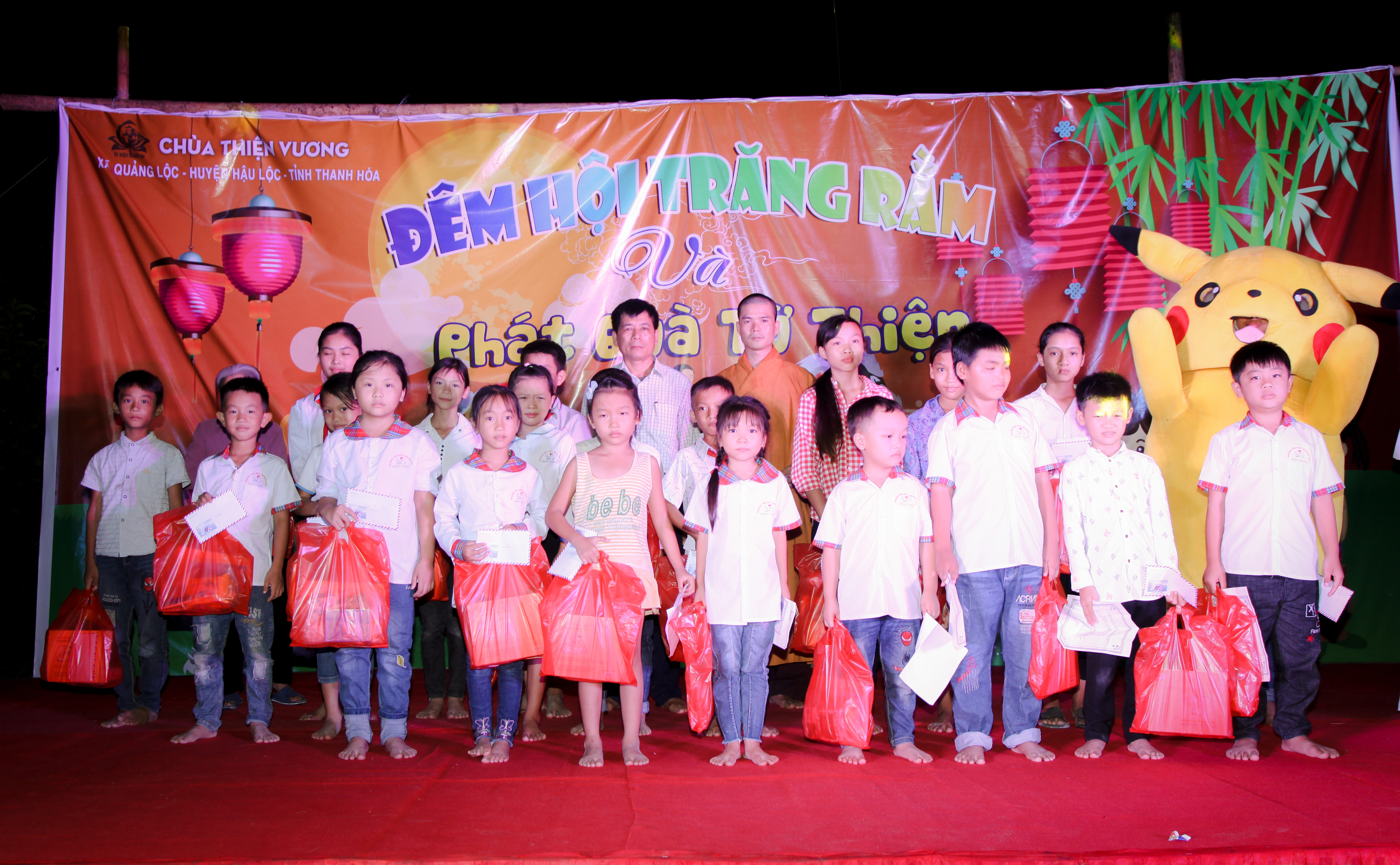 Chùa Thiện Vương tổ chức chương trình Đêm Hội Trăng Rằm cho 600 em nhỏ tại xã Quang Lộc, Hậu Lộc, tỉnh Thanh Hoá