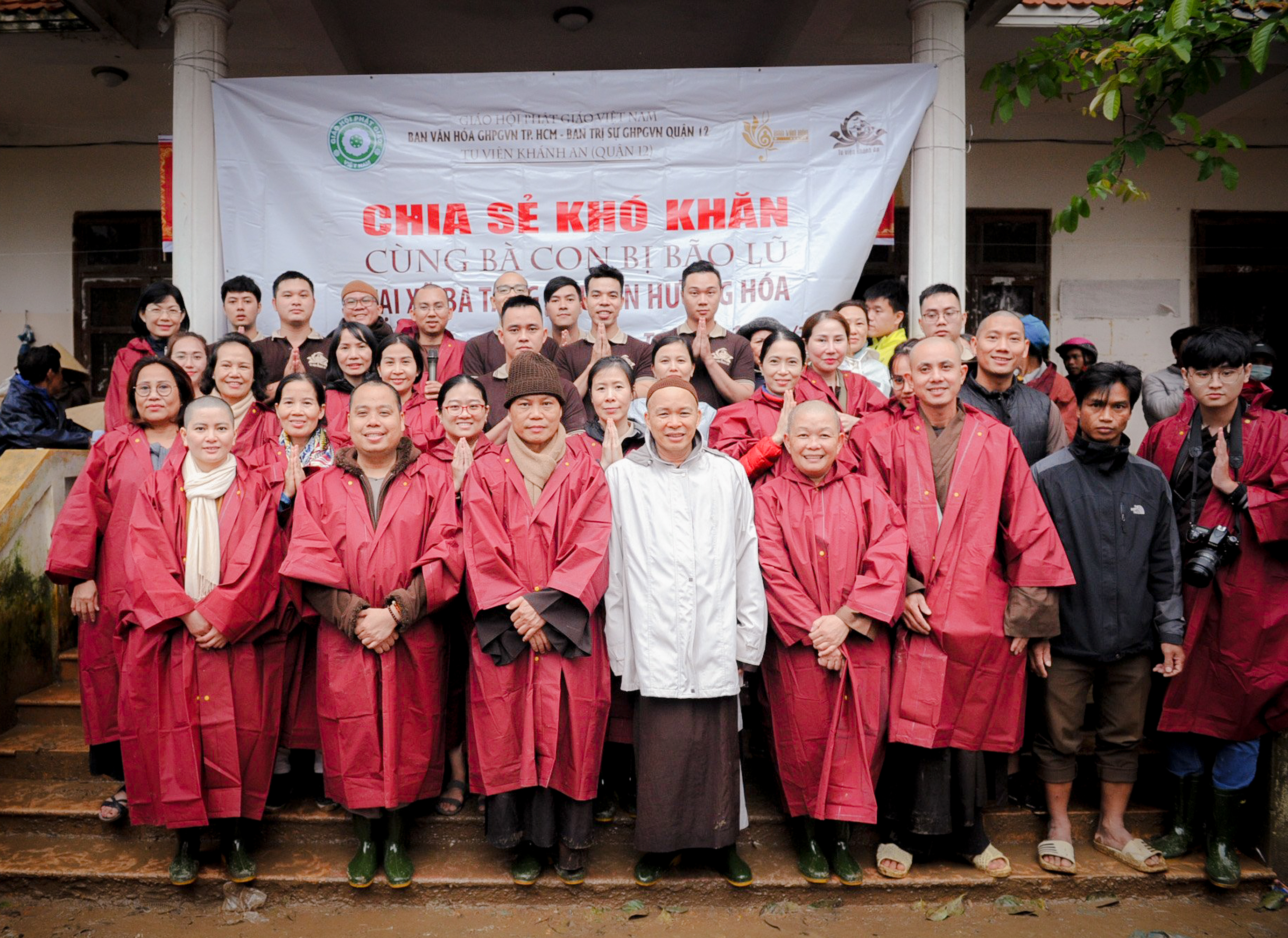 Ban Văn hoá PG. TPHCM, Ban Trị sự PG Q12 và tu viện Khánh An tặng quà tại Quảng Trị  