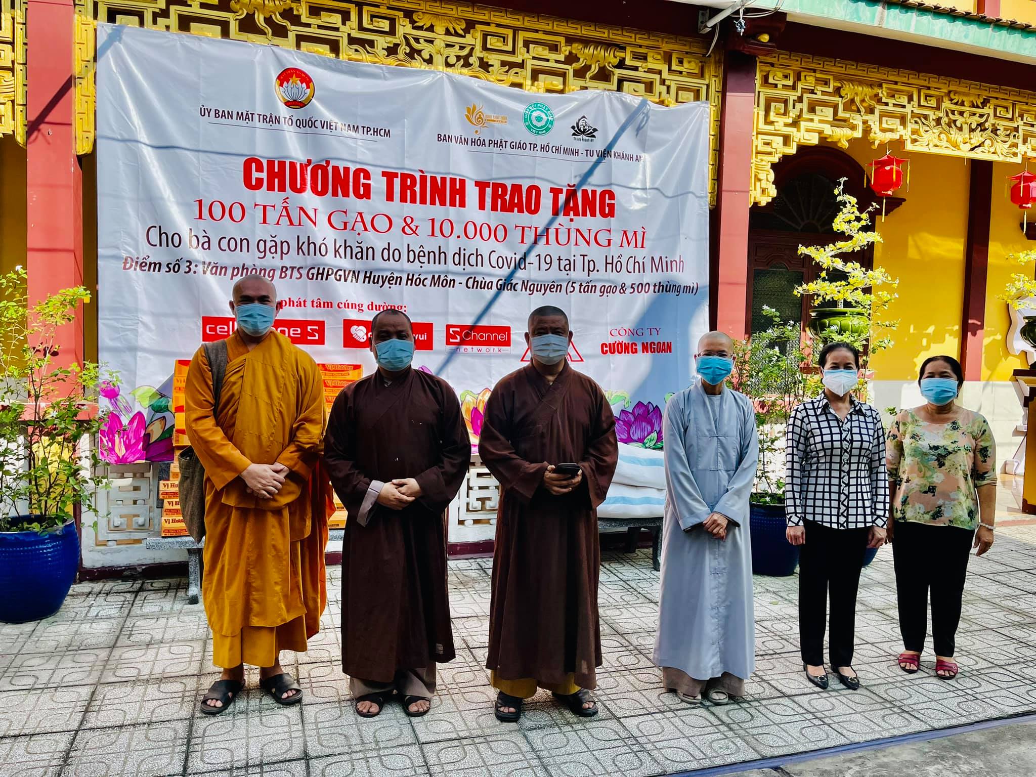 Ban Văn hóa Phật giáo TP.HCM trao 10 tấn gạo và 1.000 thùng mì tại huyện Hóc Môn, Củ Chi