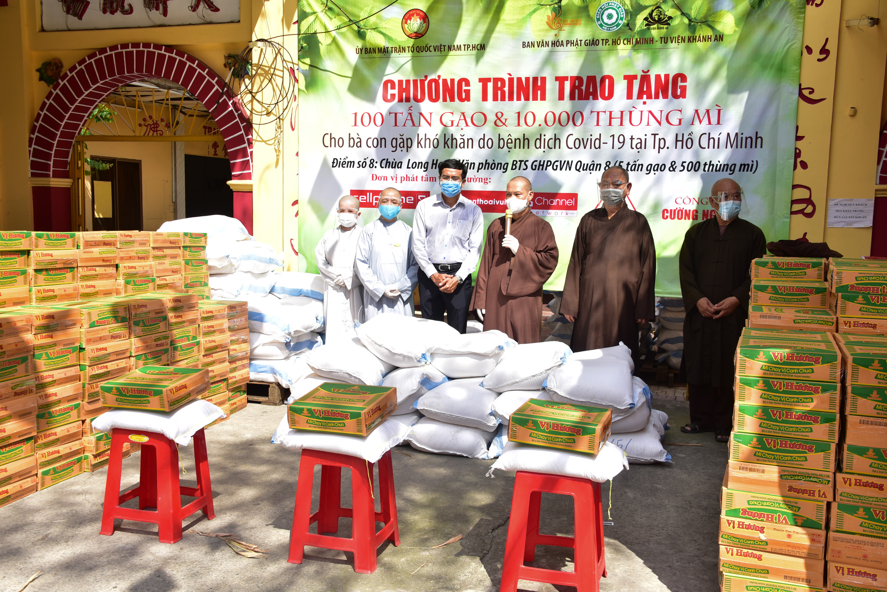 Ban Văn hóa Phật giáo TP.HCM đã tặng 64 tấn gạo, 6.500 thùng mì đến 9 quận, huyện TP.HCM