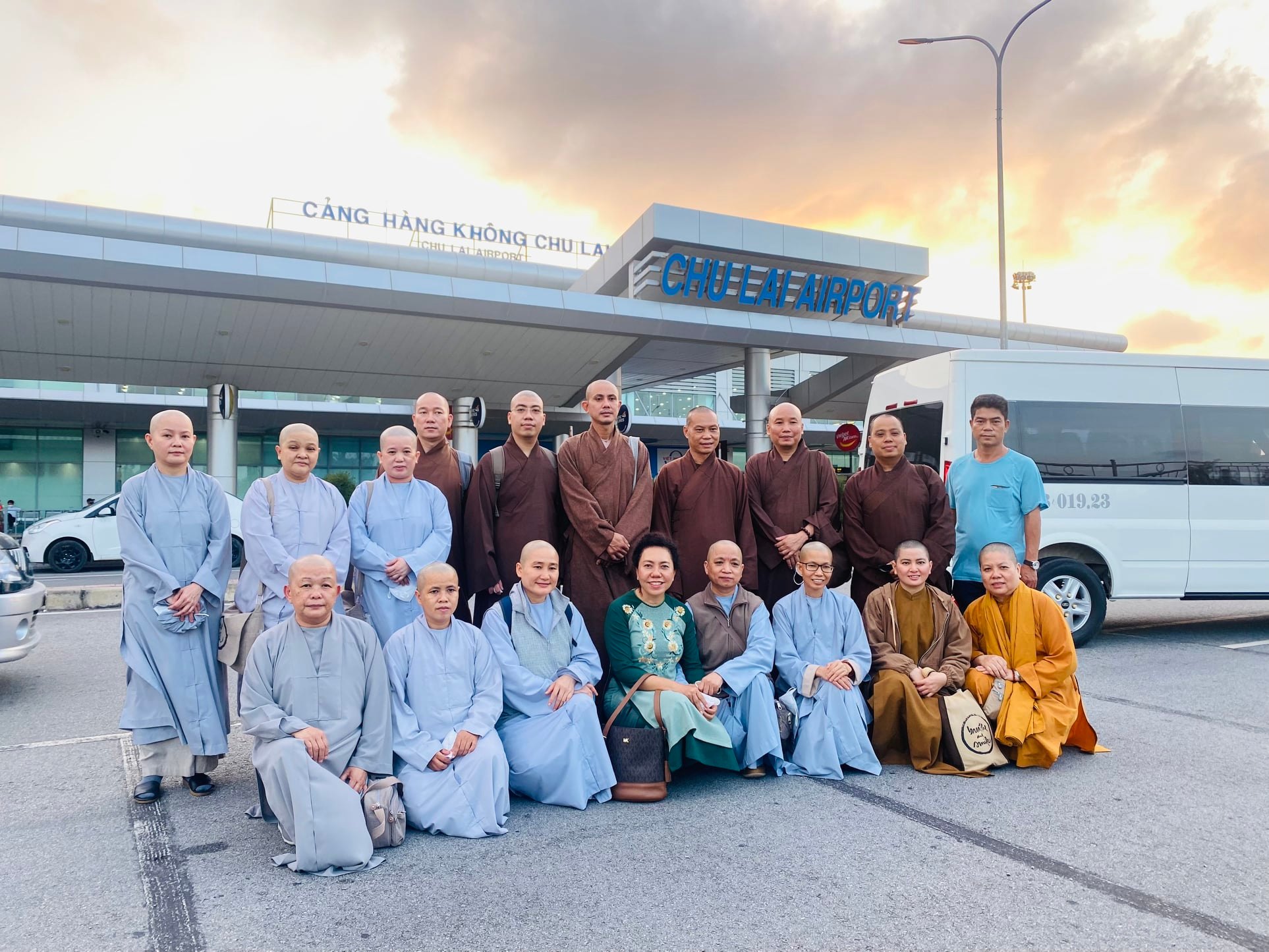 Phái đoàn Ban Văn hoá Phật giáo TP. HCM khởi hành đến miền Trung bàn giao 20 căn nhà tình nghĩa, giếng nước và 1200 phần quà đến các hộ gia đình nghèo