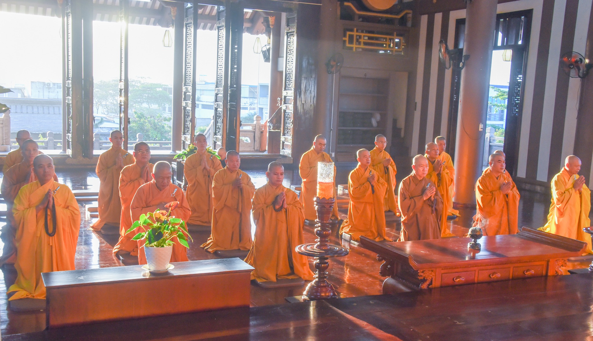 Chư Tăng quận 12 bố tát tại tu viện Khánh An