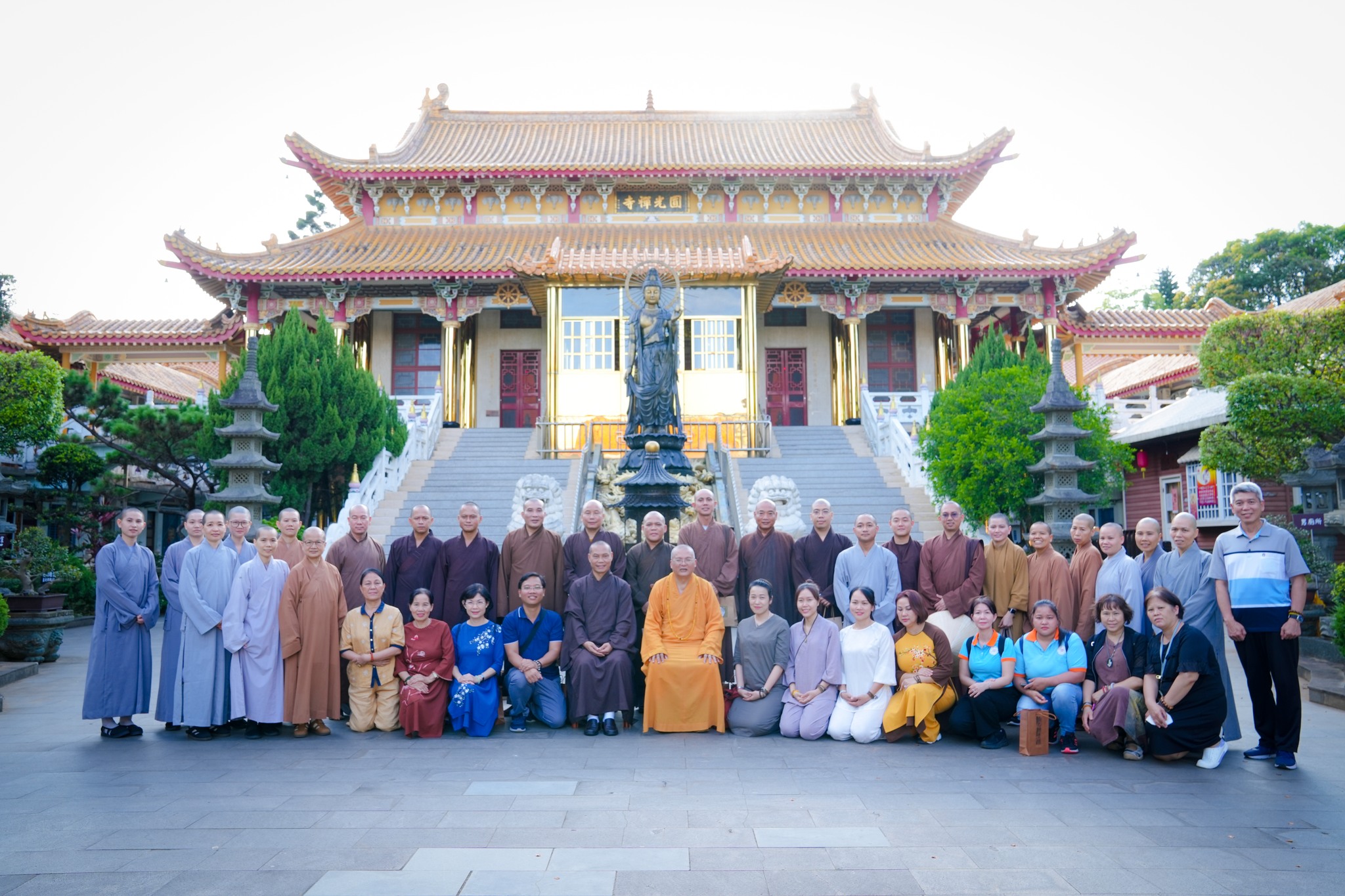 Thầy Trí Chơn và đoàn chư tăng, ni, Phật tử Việt Nam thăm Phật học viện Viên Quang - Đài Loan