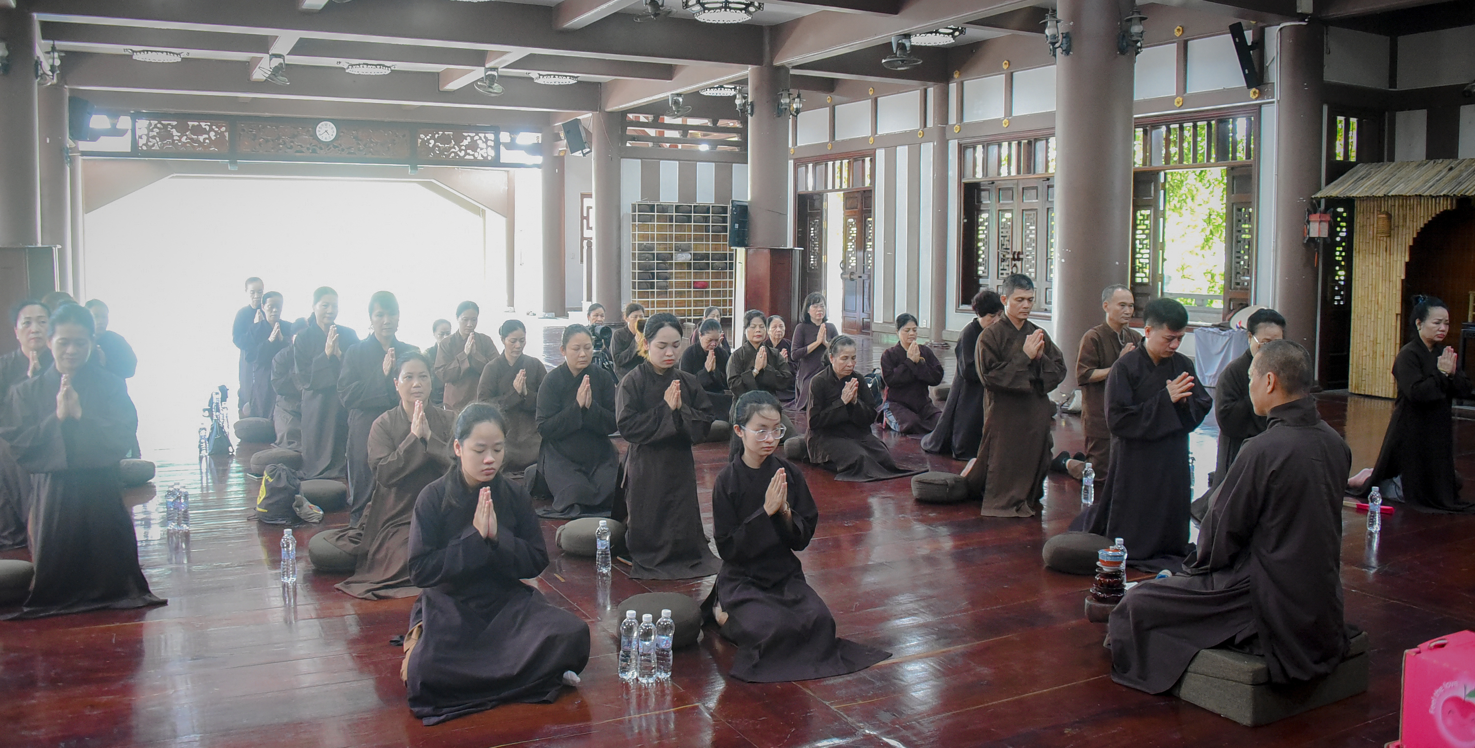 Đoàn Phật tử Hải Phòng thăm, dâng lễ cúng dường Tu viện Khánh An