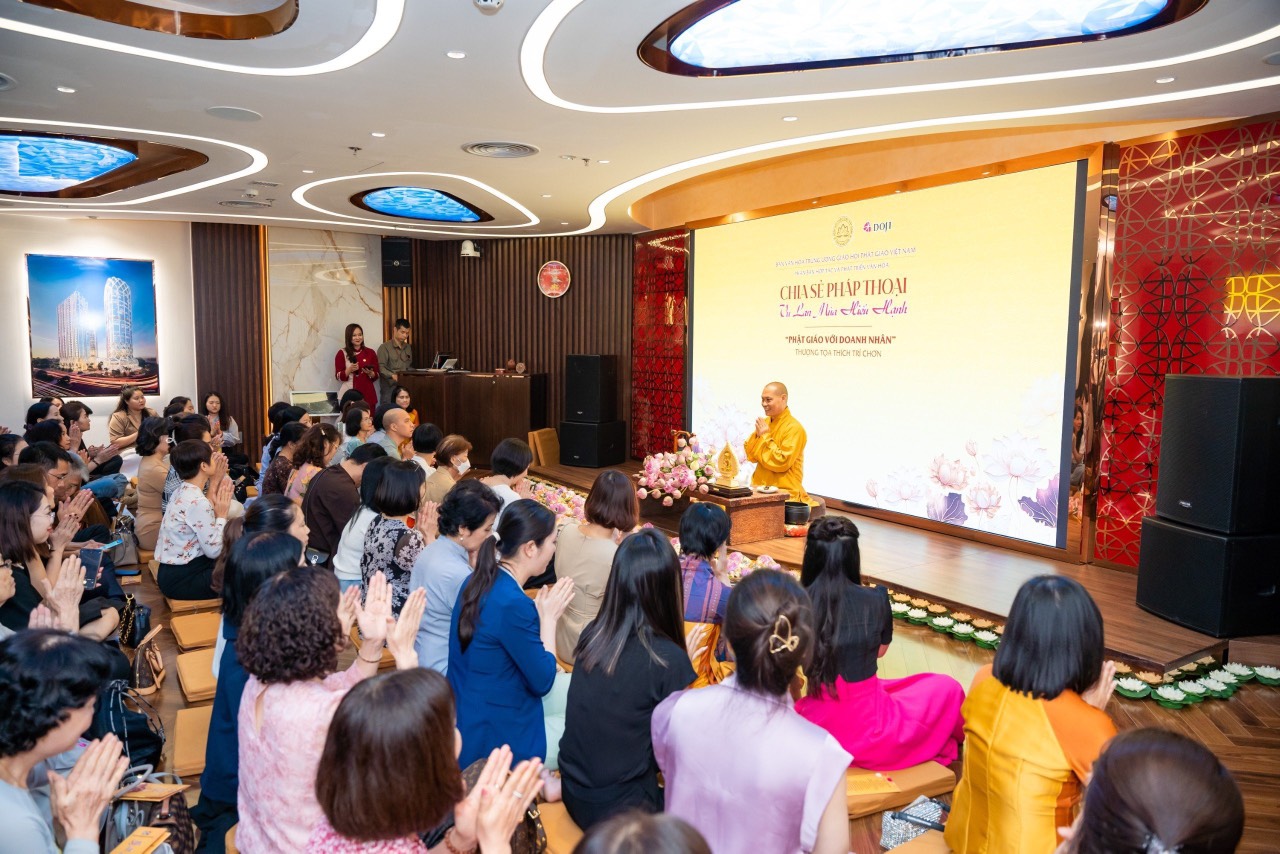 Thầy Trí Chơn giảng pháp trong chuỗi sự kiện “Thắp sáng tri ân nhân mùa Vu lan - Báo hiếu PL. 2567” do Ban Văn hóa trung ương GHPGVN tổ chức.