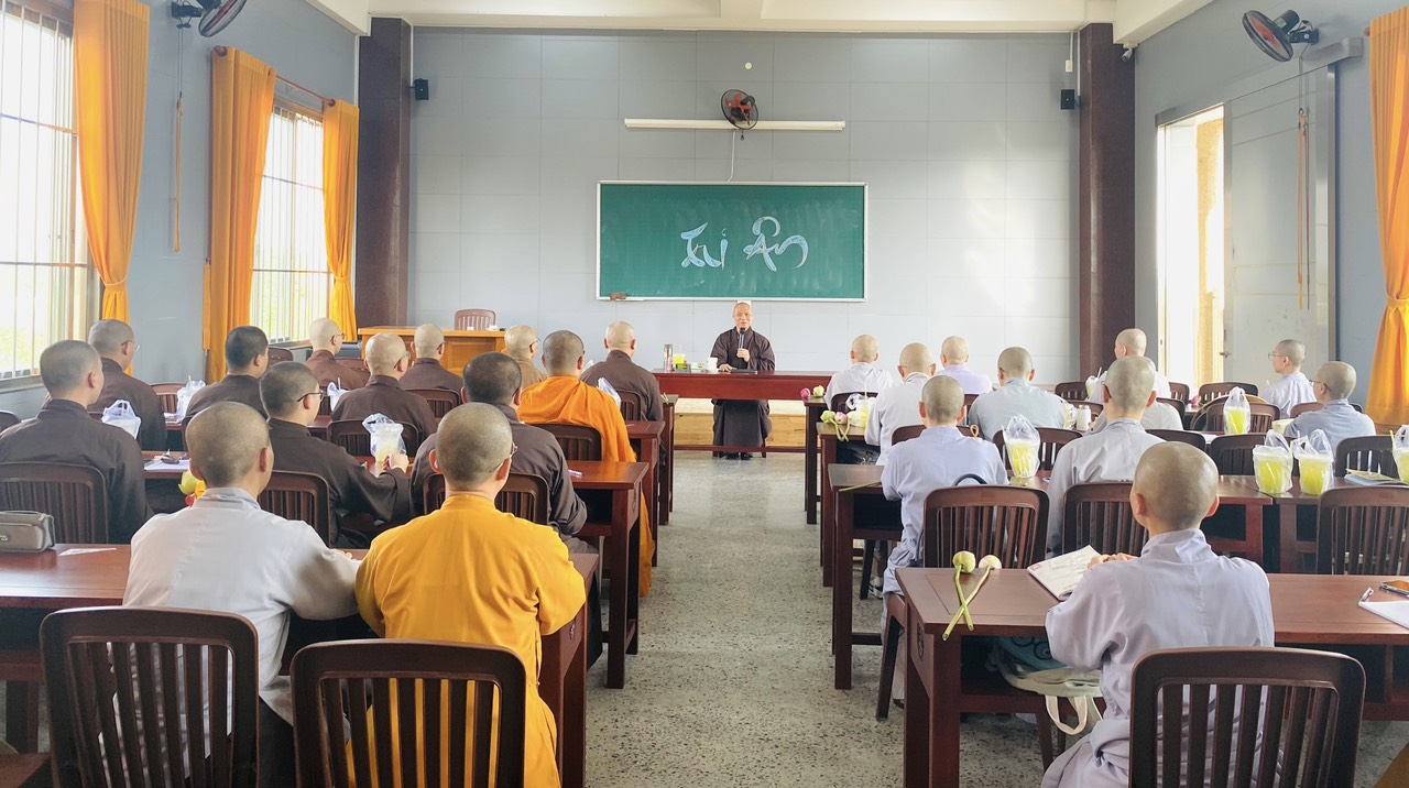 Tăng ni sinh Khóa XVII Học viện Phật giáo VN tại TP. HCM tri ân Giáo thọ sư