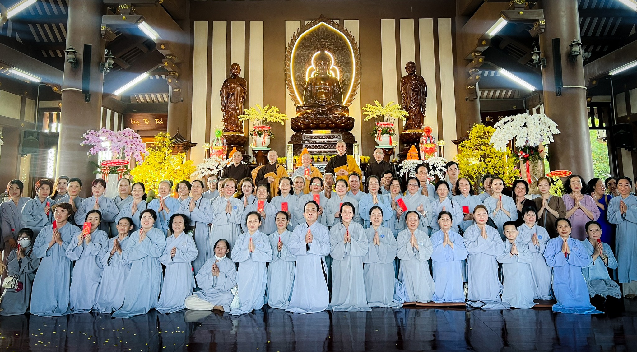 Mừng xuân giáp thìn – 2024 về với Tu viện Khánh An, chư vị Tôn đức cùng các phái đoàn Phật tử đến chúc mừng năm mới.
