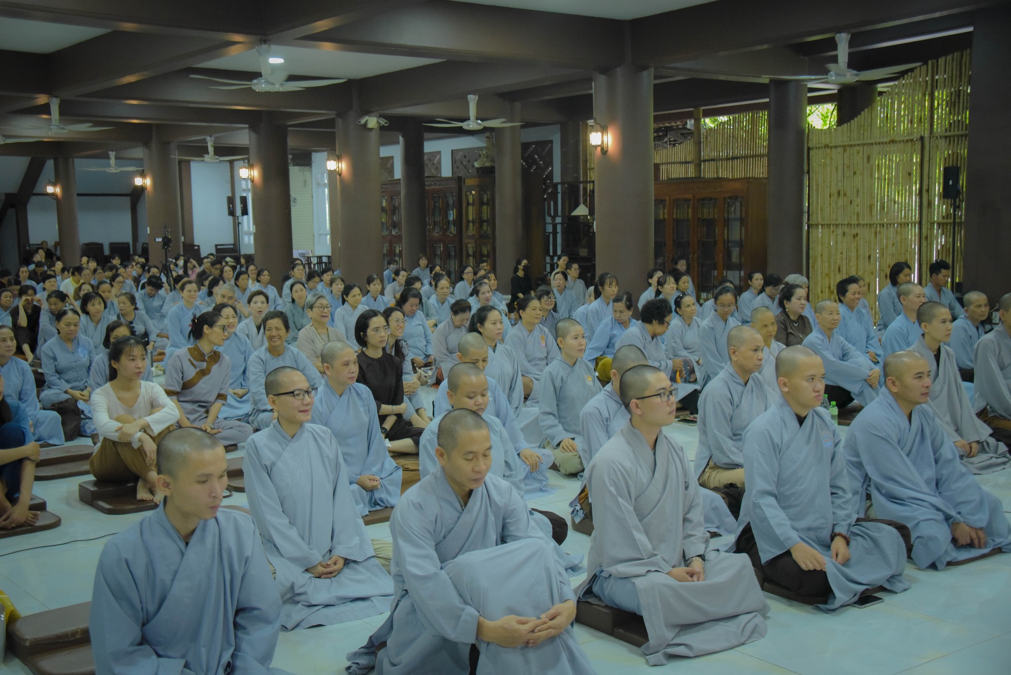 Hình ảnh hành giả khóa tu Sống Tỉnh Thức 83 tham gia thời khóa sinh hoạt vấn đáp Phật pháp chia sẻ những thắc mắc trong tu tập và đời sống để được lắng nghe chư tôn đức tăng ni hướng dẫn 