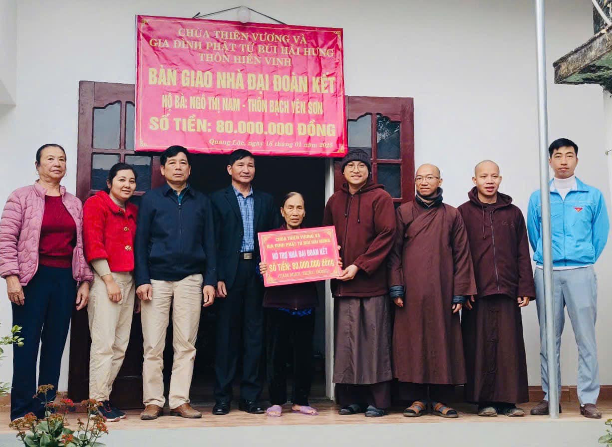 Chùa Thiên Vương – Thanh Hóa trao nhà Đại đoàn kết và quà tết đến bà con có hoàn cảnh khó khăn 