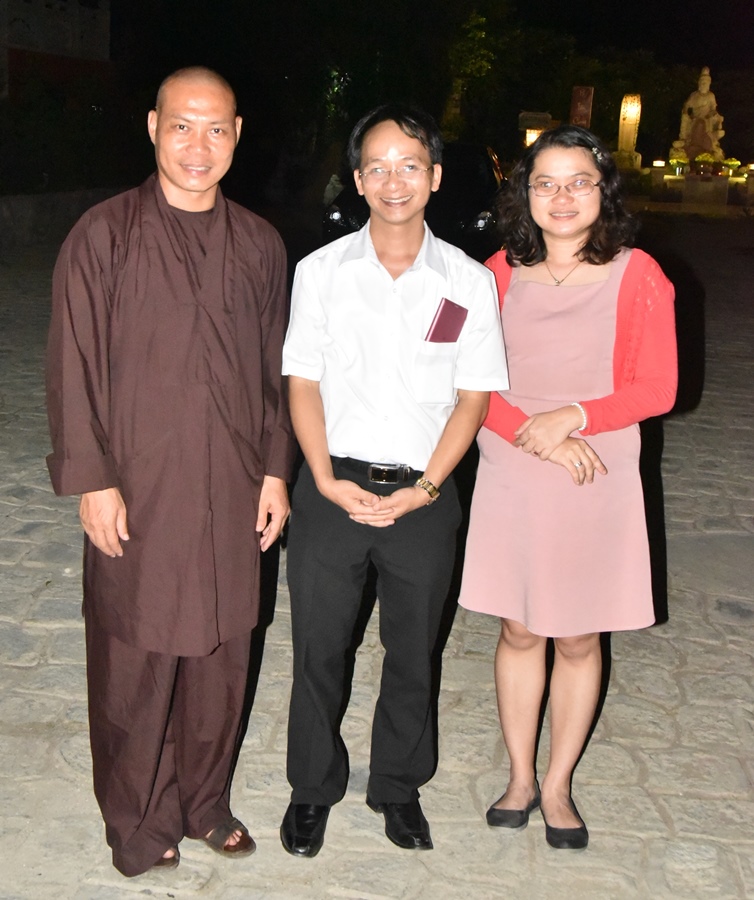 Ông Phó Văn Phòng UBND TP. HCM đến kính mừng Phật đản Thầy Viện chủ Tu Viện Khánh An