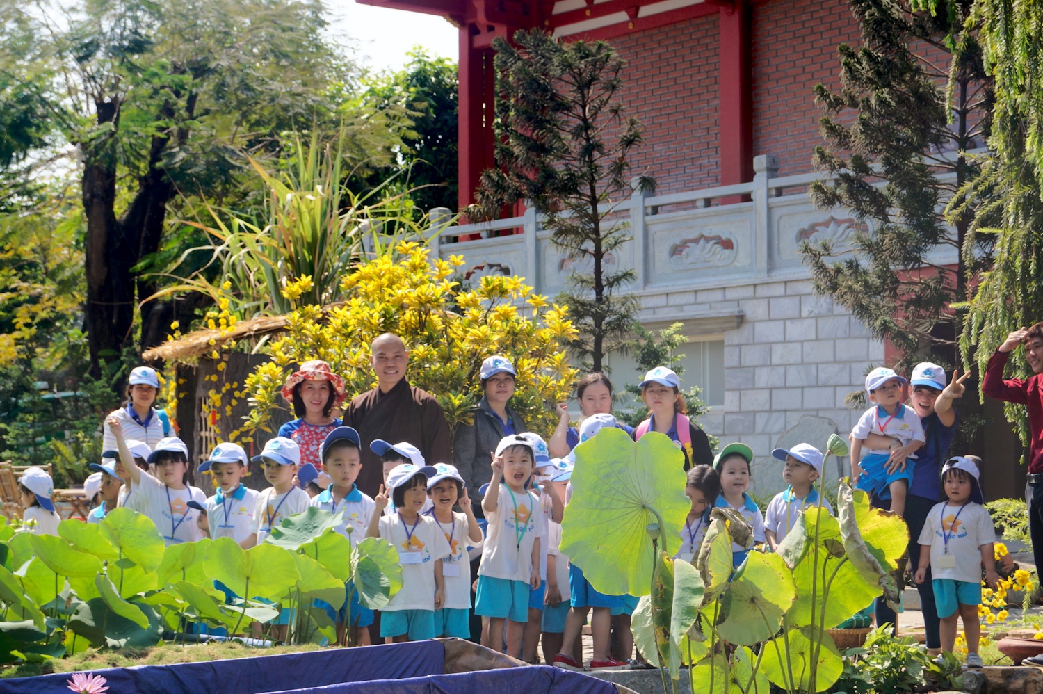 Trường Mầm non Sao Ước Mơ đến thăm Tu viện Khánh An