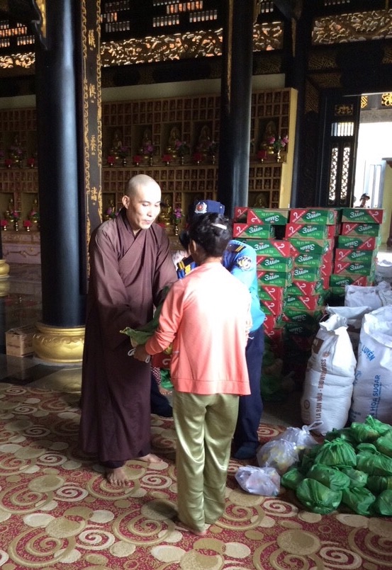 Quà Phật đản đến với đồng bào nghèo tại Chùa Tây Thiên