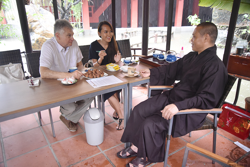 Ông Trưởng Đại Diện Dharma Voices For Animals đến thăm Tu viện Khánh An