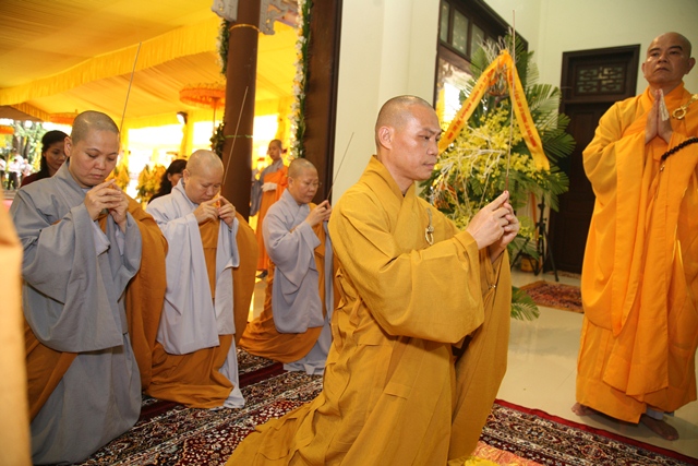 Ban Trị sự GHPGVN Quận 12, TP.HCM và các Trung tâm Văn hoá Phật giáo Việt Nam tại một số nước châu Âu viếng tang HT. Thích Chơn Thiện.