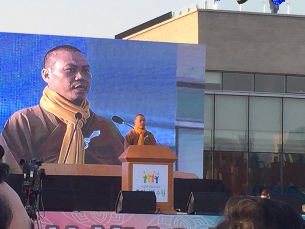 Thầy Viện chủ dự Đại lễ Phật đản tại TP. Suwon - Hàn Quốc.