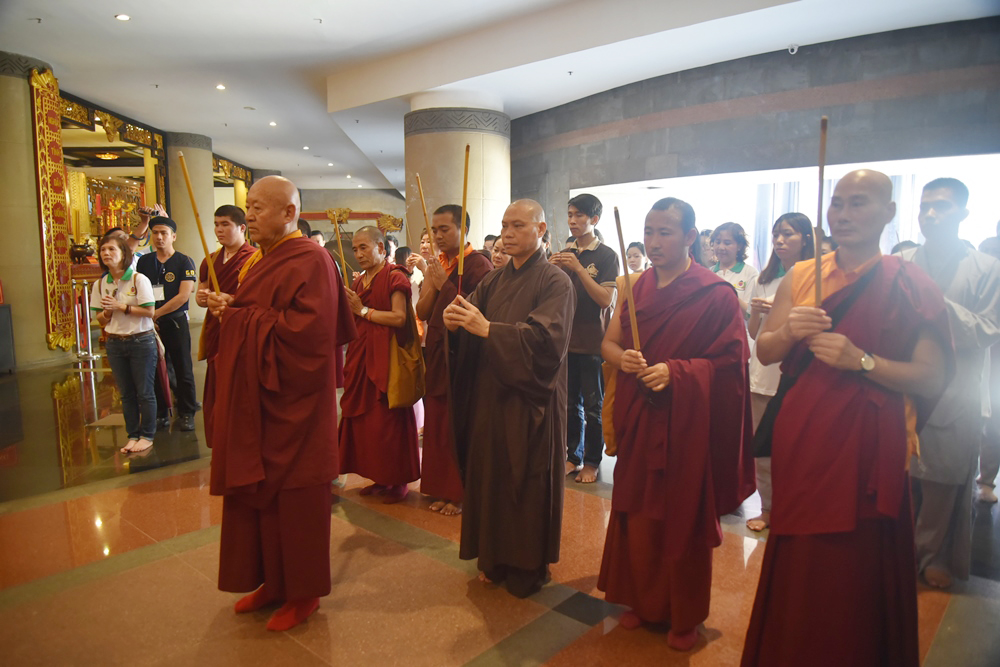 Thầy Trí Chơn và Đại sư Rinpoche dâng hương lên Quốc tổ và trồng cây lưu niệm tại đền thờ Hùng Vương – TP.HCM.