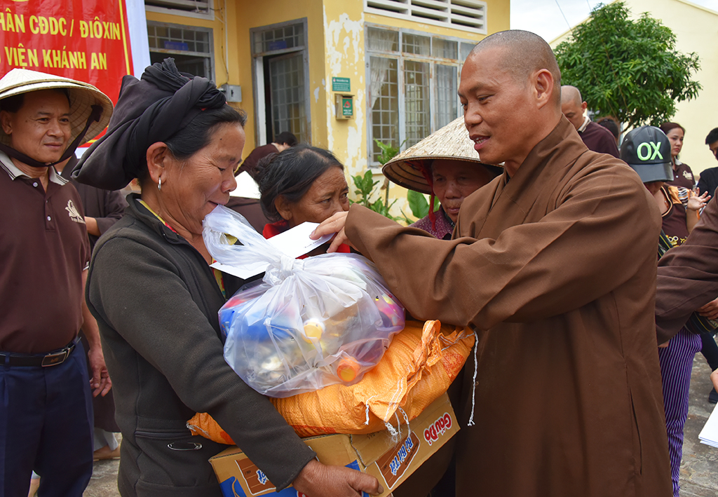 Tu viện Khánh An tặng quà từ thiện tại Gia Lai